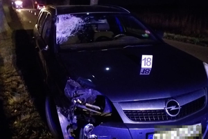 Miejsce potrącenia pieszego w powiecie elbląskim. Uszkodzony samochód stojący na drodze.