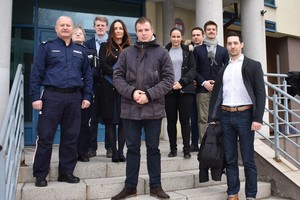 Zdjęcie grupowe policjantów z KPP w Szczytnie i studentów z Francji przed budynkiem Komendy Powiatowej Policji w Szczytnie