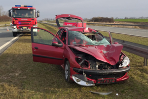 Miejsce zdarzenia drogowego w powiecie elbląskim, Rozbity samochód stojący na poboczu, a za nim wóz straży pożarnej