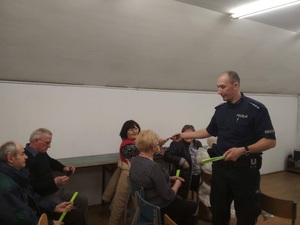 dzielnicowy rozdaje odblaski