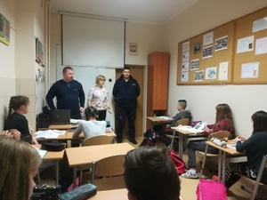 Spotkanie policjanta z uczniami
