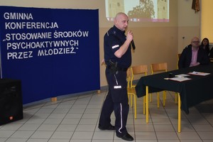 Policjant wygłaszający prelekcję