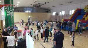 Uczestnicy festynu na sali sportowej