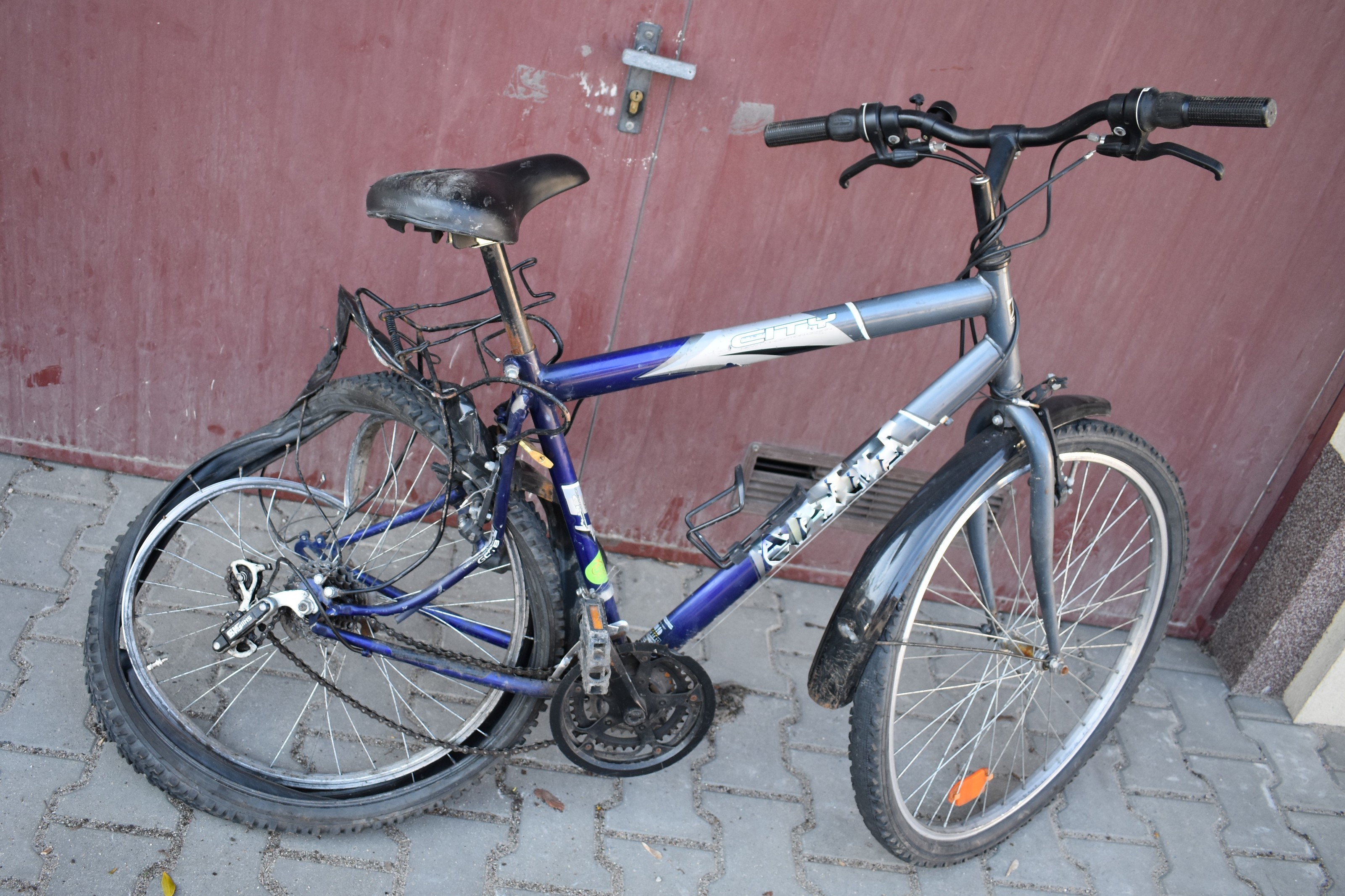 Zabezpieczony rower z uszkodzonym kołem