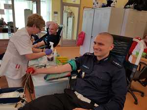 Akcja oddawania krwi - policjant oddający krew