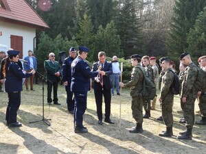 Wojewoda wręcza puchar zawodów