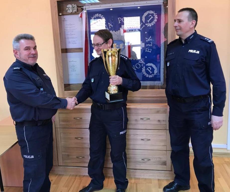 nadkom. Andrzej Plesiuk z pucharem oraz insp. Paweł Szyperek Komendant Powiatowy Policji w Ełku (po lewej) i jego zastępca mł. insp. Jarosław Werla