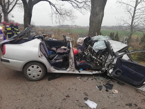 Rozbity samochód stojący na poboczu drogi