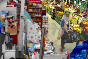 Screen z monitoringu z 31-latką podejrzaną o kradzież