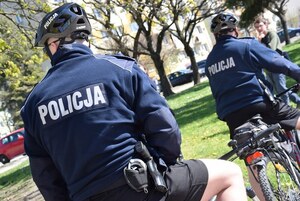 Policjanci podczas briefingu na temat akcji "jednośladem bezpiecznie do celu"