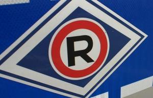 Logo ruchu drogowego - literka R w czerwonym kółku na niebieskim tle