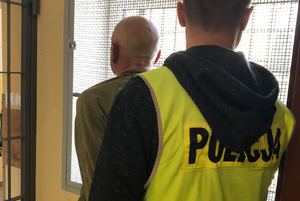 Policjant z zatrzymanym mężczyzną