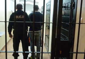 Mężczyzna za kratami