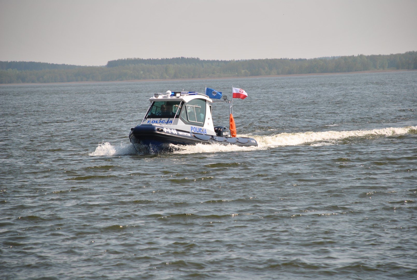 Nowa policyjna łódź na wodzie