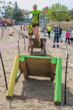 post. Marlena Gielata - pokonująca tor przeszkód - bieg po drewnianych konstrukcjach