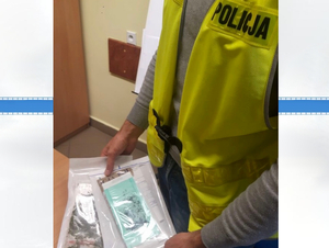 Policjant z zabezpieczonymi narkotykami