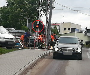 Przejazd kolejowy w Morągu i widoczny czerwony sygnalizator