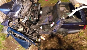 Samochód rozbity na drzewie.