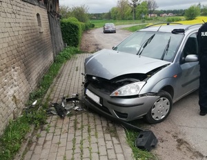 Ford koloru srebrnego po zderzeniu z budynkiem gospodarczym