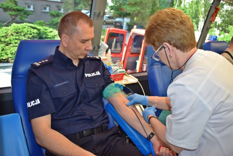 Policjant - insp. Robert Muraszko Komendant Miejski Policji w Elblągu oddający krew