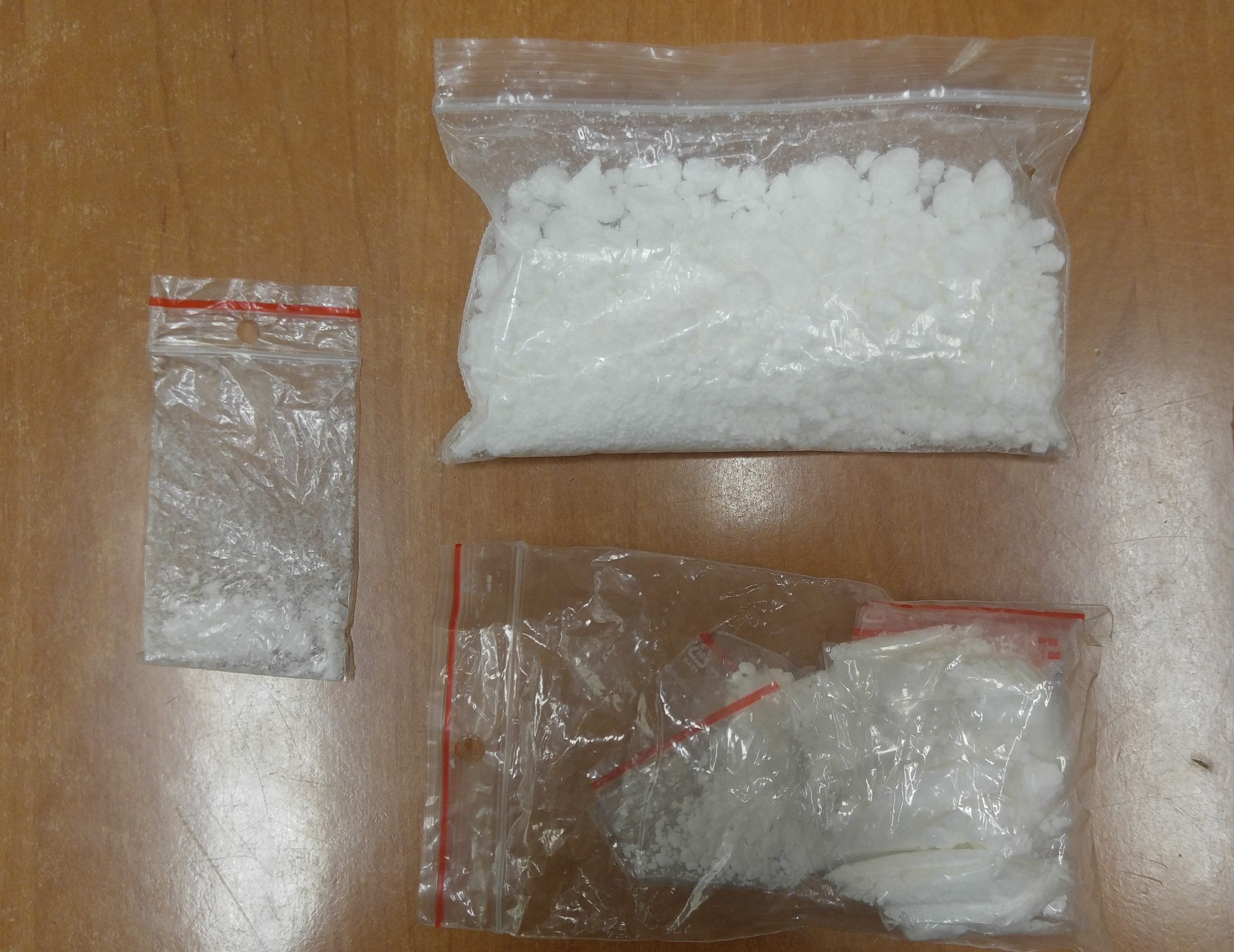 Trzy woreczki foliowe z białym proszkiem