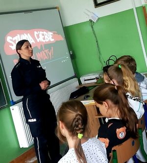 Policjantka spotkała się z uczniami szkoły w Łąkorzu, aby porozmawiać o dopalaczach
