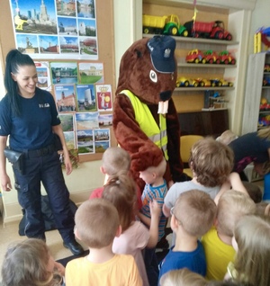 Policjanci podczas spotkania z dziećmi.