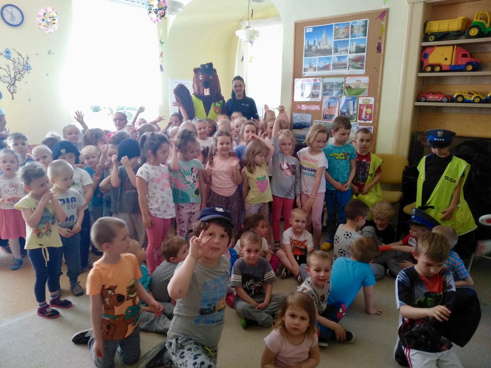 Policjanci rozmawiają z dziećmi o bezpieczeństwie.