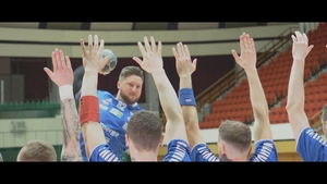 Marcina Malewski rzuca piłką pokonując blok.