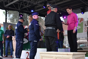 Organizatorzy, współorganizatorzy, sponsorzy wręczają nagrody osobom, które stoją na podium i zajęły trzy pierwsze miejsca podczas 30 Maratonu Juranda