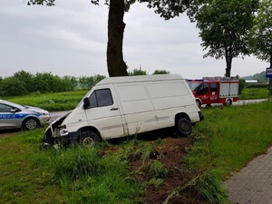 Samochód dostawczy, który wjechał do rowu