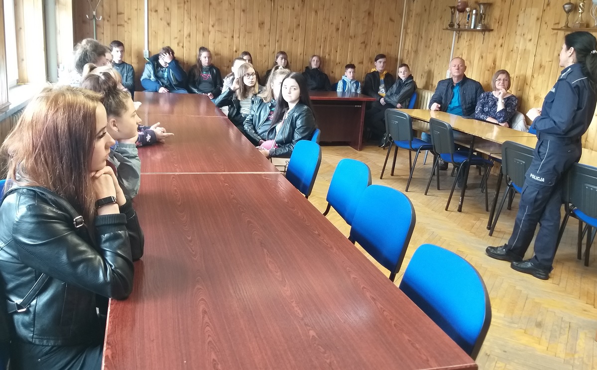 Młodzież ze Sławkowa uczestniczy w Otwartych Jednostkach Policji w KPP w Działdowie