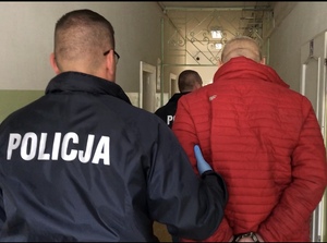 Podejrzany 41-latek prowadzony przez policjantów