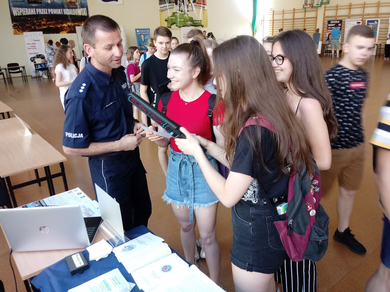 Uczestnicy targów pracy podczas spotkania z policjantami