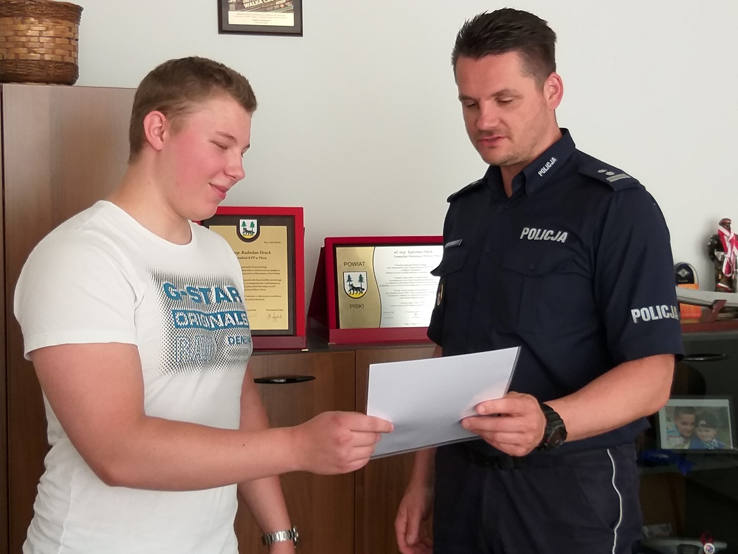 Komendant Powiatowy Policji w Węgorzewie mł. insp. Radosław Drach wręczył list gratulacyjny mieszkańcowi miasta