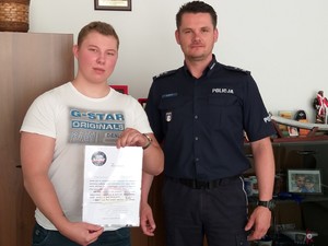 Komendant Powiatowy Policji w Węgorzewie mł. insp. Radosław Drach wręczył list gratulacyjny mieszkańcowi miasta