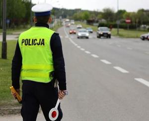 Policjant stojący przy drodze