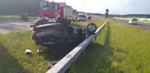 Rozbity samochód na pasie zieleni