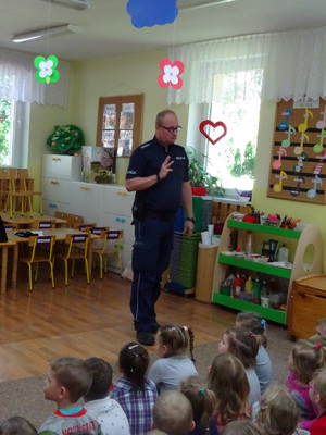 Dzielnicowy asp. szt. Paweł Ślubowski rozmawia z przedszkolakami