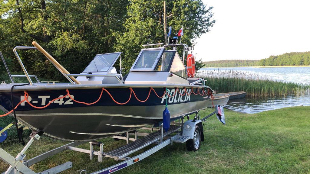 Policyjna łódka podczas wodowania