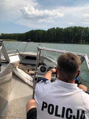 Policyjni wodniacy podczas wodnego patrolu.