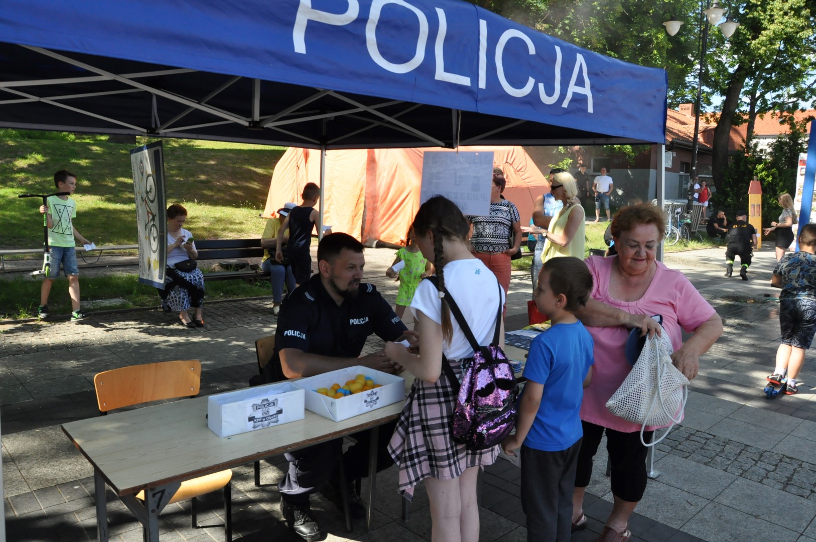 Policjant podczas prezentacji na stoisku policyjnym