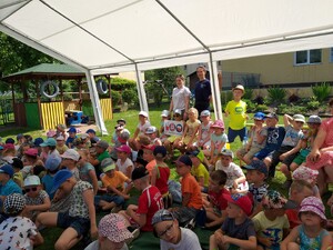 Policjantka podczas spotkania z uczniami w Węgorzewie