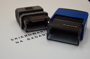 Pieczątki leżące na stole