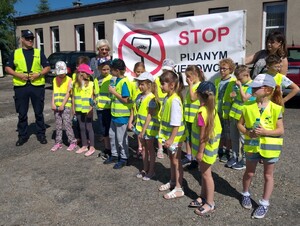 Dzieci biorące udział w akcji z policjantami