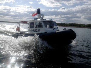 Policyjna łódź na jeziorze