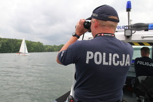 Policjant na tle jeziora