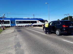 Pociąg przejeżdżający przez drogę na os. Redykajny w Olsztynie