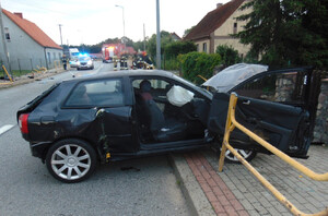 Rozbity samochód po uderzeniu w barierki