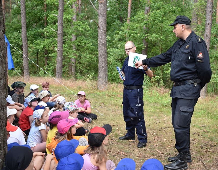 Policjant i strażak instruują dzieci i młodzież, co należy zrobić w sytuacji zagrożenia